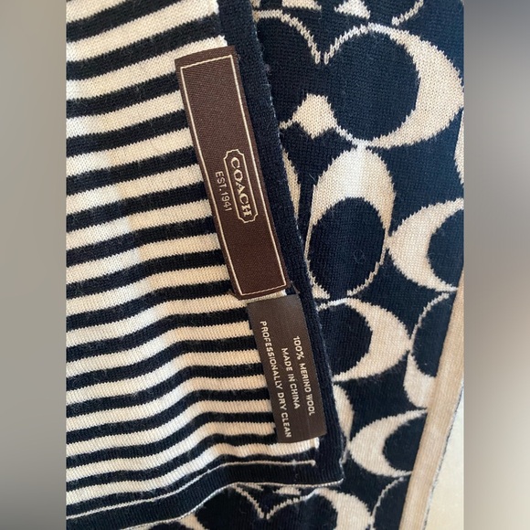 Coach Scarf 🧣 Like New - Picture 4 of 4